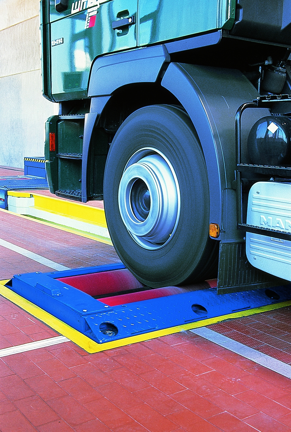 Тормозной стенд стм 3000. Грузовой тормозной стенд. Тормозной стенд гаро стс-13у-сп-11. Грузовой тормозной стенд. Диагностический стенд mbt 4250 eurosystem.